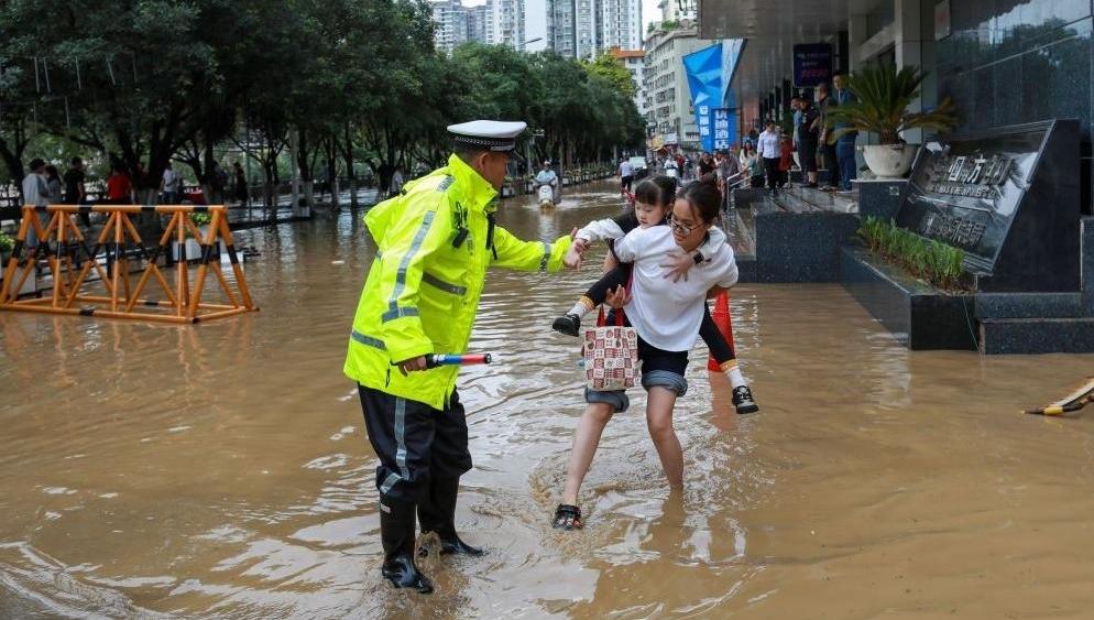 他一搂我就知道跑不了了