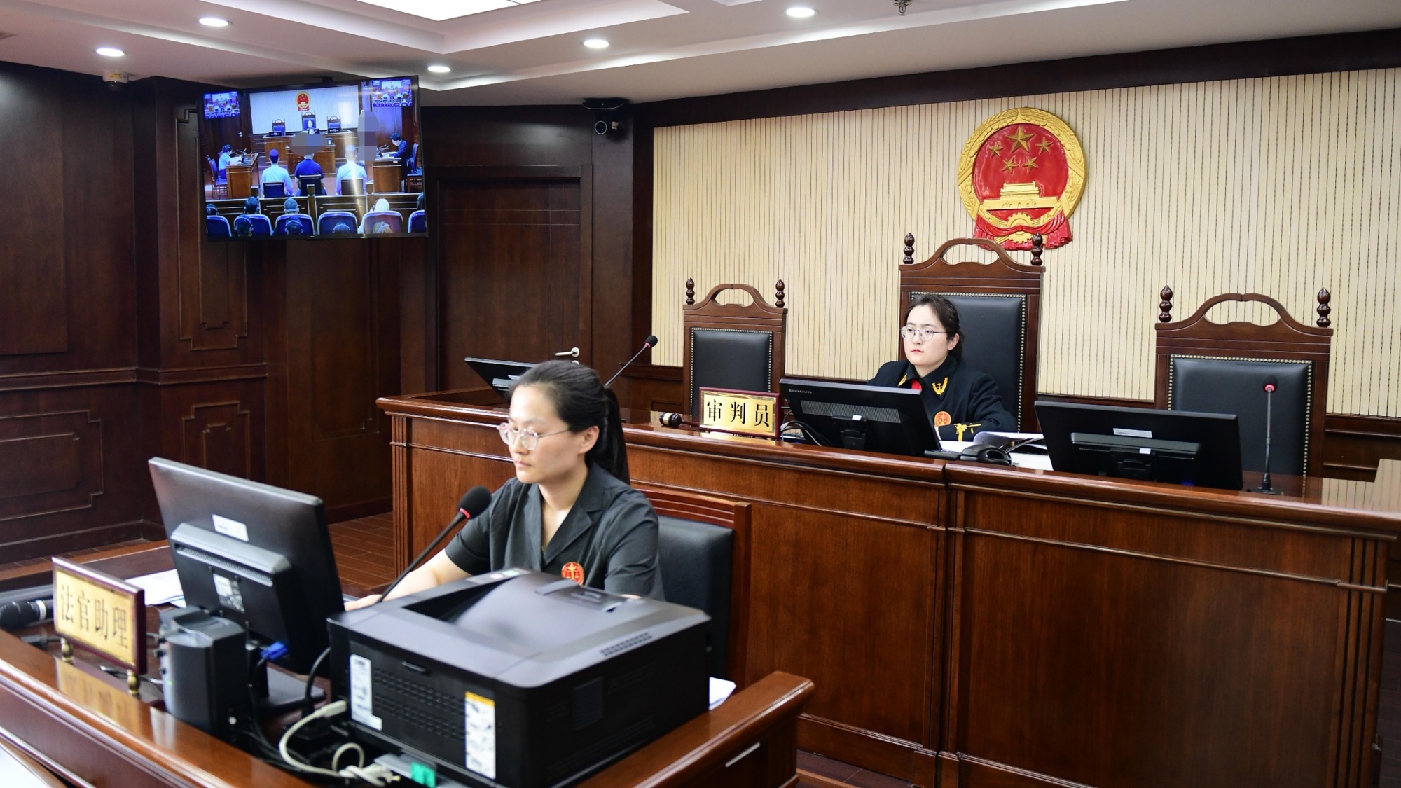 女生吃卤味发现荧光剂根本洗不掉