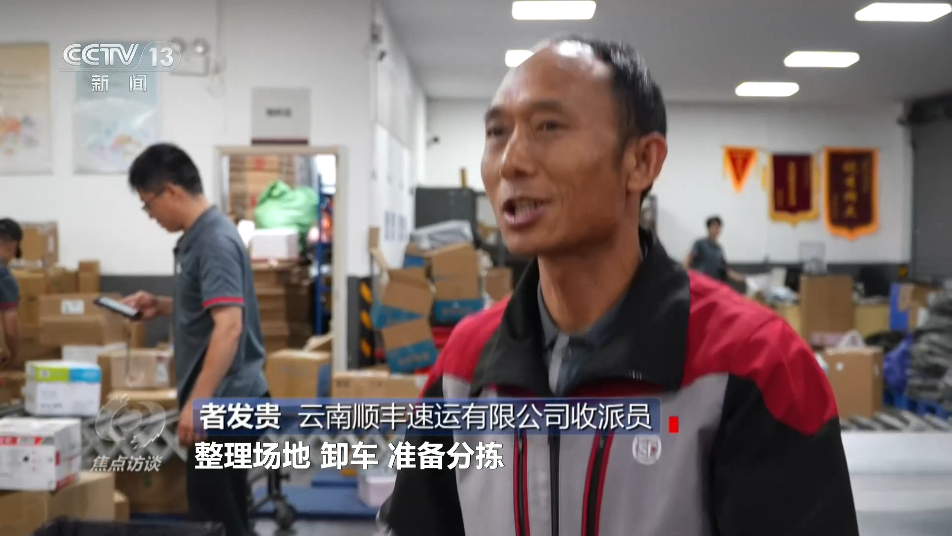女童被压车底路人秒抬车救人