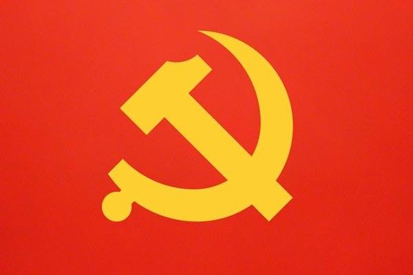 教师在幼儿园内驾车撞倒名孩子致死