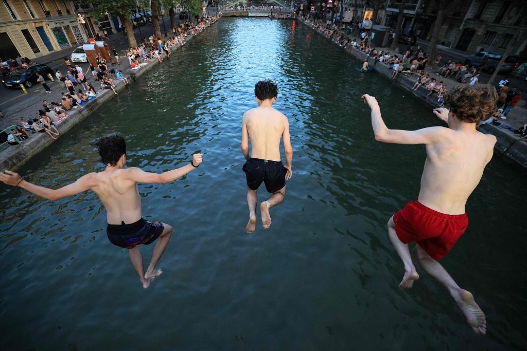 上海爷叔现身被大量股民围观