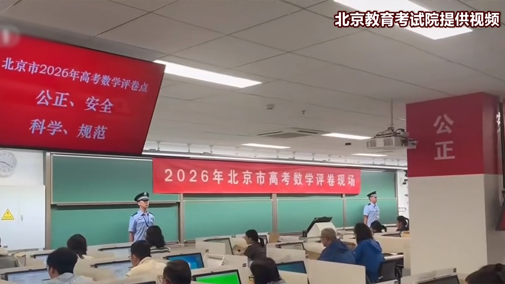 神十八乘组精心照料太空菜园